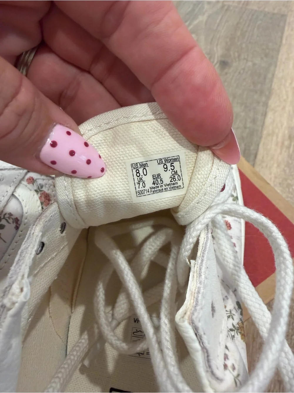Vans women’s Cream Floral Low-Top Lace Sneakers